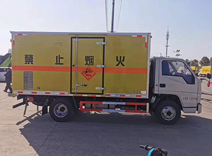 峨山爆破器材运输车